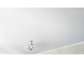 Монтаж потолка в гостиной 17 м2 с использованием пленки VIPCEILING серии MONLANGE M9001 (4.00)
