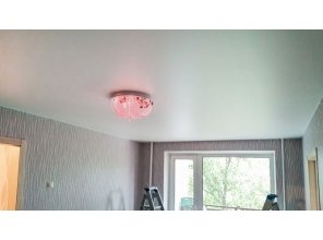 Монтаж потолка в гостиной 17 м2 с использованием пленки VIPCEILING серии MONLANGE M9001 (3.25)