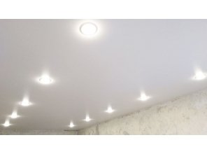 Монтаж потолка в гостиной 17 м2 с использованием пленки VIPCEILING серии MONLANGE S9020 (3.25)