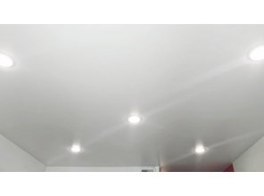Монтаж потолка в квартире 23 м2 с использованием пленки VIPCEILING серии MONLANGE M9001 (5.45)