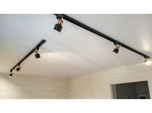 Монтаж потолка в спальне 10 м2 с использованием пленки VIPCEILING серии MONLANGE M9001 (3.25)