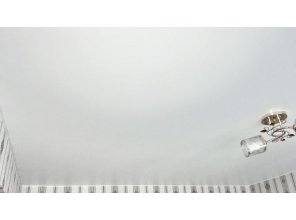Монтаж потолка в спальне 10 м2 с использованием пленки VIPCEILING серии MONLANGE M9001 (3.25)