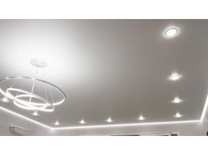 Монтаж потолка на кухне 21 м2 с использованием пленки VIPCEILING серии MONLANGE M9001 (4.35)