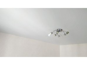Монтаж потолка в спальне 13 м2 с использованием пленки VIPCEILING серии MONLANGE M9001 (3.25)