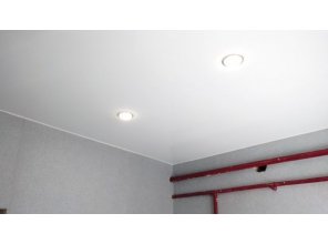 Монтаж потолка на кухне 6 м2 с использованием пленки VIPCEILING серии MONLANGE M9001 (2.60)