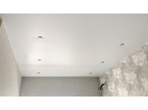Монтаж потолка в гостиной 21 м2 с использованием пленки VIPCEILING серии MONLANGE M9001 (5.45)