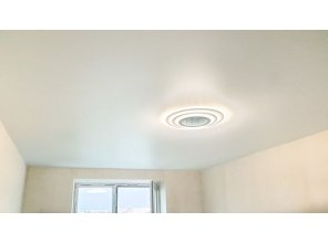 Монтаж потолка в спальне 14 м2 с использованием пленки VIPCEILING серии MONLANGE M9001 (3.25)