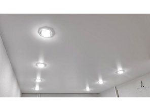 Монтаж потолка на кухне 10 м2 с использованием пленки VIPCEILING серии MONLANGE S9020 (3.25)