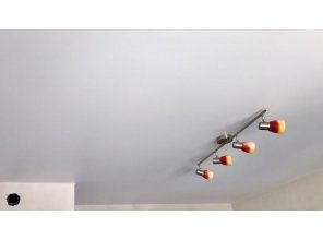Монтаж потолка на кухне 11 м2 с использованием пленки VIPCEILING серии MONLANGE M9001 (3.25)