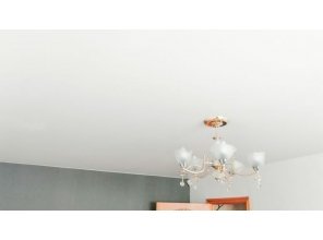 Монтаж потолка в гостиной 15 м2 с использованием пленки VIPCEILING серии MONLANGE S9020 (3.25)