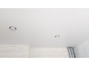 Монтаж потолка на кухне 9 м2 с использованием пленки VIPCEILING серии MONLANGE S9020 (3.50)