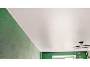 Монтаж потолка в гостиной 17 м2 с использованием пленки VIPCEILING серии MONLANGE S9020 (3.25)