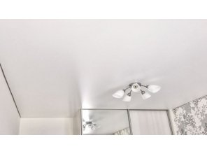 Монтаж потолка в спальне 11 м2 с использованием пленки VIPCEILING серии MONLANGE M9001 (3.25)