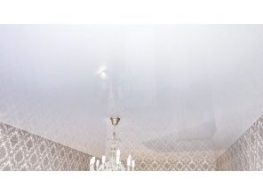 Монтаж потолка в гостиной 14 м2 с использованием пленки VIPCEILING серии MONLANGE L9001 (2.60)