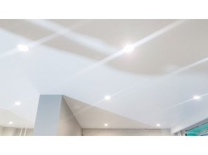 Монтаж потолка на кухне 21 м2 с использованием пленки VIPCEILING серии MONLANGE M9001 (4.35)