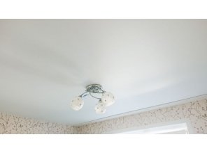 Монтаж потолка на кухне 8 м2 с использованием пленки VIPCEILING серии MONLANGE M9001 (3.25)