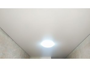 Монтаж потолка в спальне 12 м2 с использованием пленки VIPCEILING серии MONLANGE M9001 (2.60)