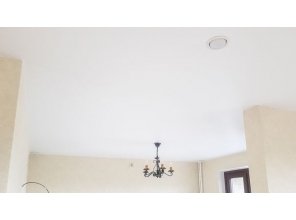 Монтаж потолка в квартире 26 м2 с использованием пленки VIPCEILING серии MONLANGE M9001 (4.90)