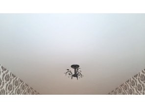 Монтаж потолка в спальне 14 м2 с использованием пленки VIPCEILING серии MONLANGE S9020 (2.60)