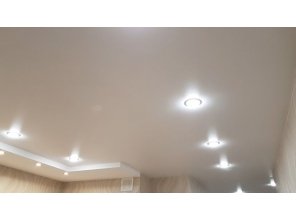 Монтаж потолка на кухне 21 м2 с использованием пленки VIPCEILING серии MONLANGE M9001 (5.45)