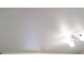 Монтаж потолка на кухне 9 м2 с использованием пленки VIPCEILING серии MONLANGE S9020 (3.25)