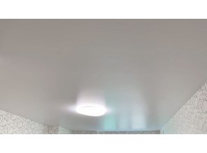 Монтаж потолка в гостиной 22 м2 с использованием пленки VIPCEILING серии MONLANGE S9020 (3.80)