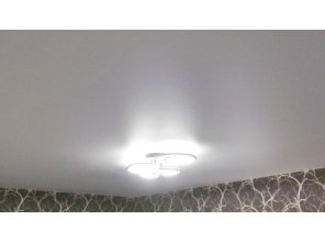 Монтаж потолка в гостиной 14 м2 с использованием пленки VIPCEILING серии MONLANGE M9001 (3.25)