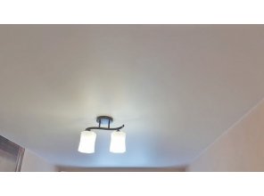 Монтаж потолка в спальне 11 м2 с использованием пленки VIPCEILING серии MONLANGE M9001 (2.60)