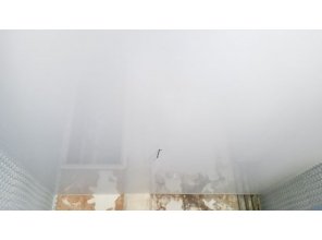 Монтаж потолка на кухне 8 м2 с использованием пленки VIPCEILING серии MONLANGE L9001 (2.60)