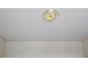 Монтаж потолка в спальне 12 м2 с использованием пленки VIPCEILING серии MONLANGE M9001 (3.50)
