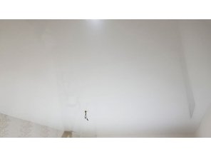 Монтаж потолка в гостиной 17 м2 с использованием пленки VIPCEILING серии MONLANGE L9001 (3.25)