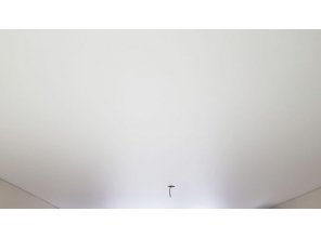 Монтаж потолка в гостиной 17 м2 с использованием пленки VIPCEILING серии MONLANGE M9001 (3.25)