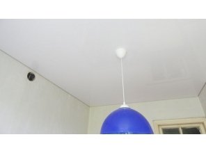 Монтаж потолка на кухне 7 м2 с использованием пленки VIPCEILING серии MONLANGE L9001 (2.60)