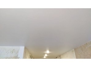 Монтаж потолка на кухне 13 м2 с использованием пленки VIPCEILING серии MONLANGE M9001 (3.25)