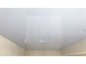 Монтаж потолка в спальне 9 м2 с использованием пленки VIPCEILING серии MONLANGE L9190 (3.50)