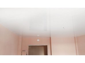 Монтаж потолка в гостиной 20 м2 с использованием пленки VIPCEILING серии MONLANGE L9001 (4.00)