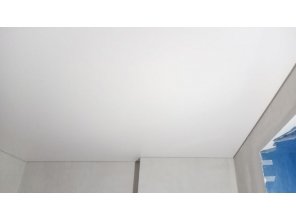 Монтаж потолка в спальне 13 м2 с использованием пленки VIPCEILING серии MONLANGE M9001 (3.80)