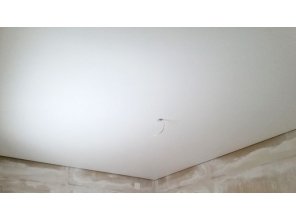 Монтаж потолка в спальне 9 м2 с использованием пленки VIPCEILING серии MONLANGE M9001 (2.60)