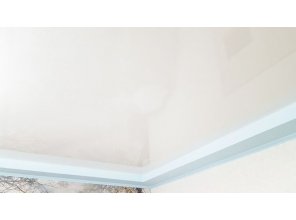 Монтаж потолка в гостиной 20 м2 с использованием пленки VIPCEILING серии MONLANGE L9001 (4.00)