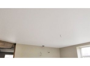 Монтаж потолка в деревянном доме 53 м2 с использованием пленки VIPCEILING серии MONLANGE M9001 (5.40)
