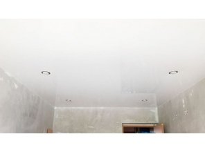 Монтаж потолка в спальне 12 м2 с использованием пленки VIPCEILING серии MONLANGE L9001 (2.60)