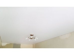 Монтаж потолка в спальне 15 м2 с использованием пленки VIPCEILING серии MONLANGE M9001 (3.50)