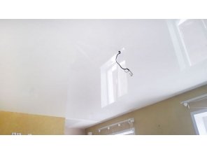 Монтаж потолка на кухне 22 м2 с использованием пленки VIPCEILING серии MONLANGE L9001 (4.90)