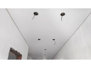 Монтаж потолка в коридоре 14 м2 с использованием пленки VIPCEILING серии MONLANGE M9001 (3.50)