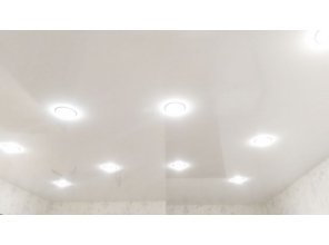 Монтаж потолка в спальне 11 м2 с использованием пленки VIPCEILING серии MONLANGE L9001 (3.25)