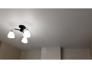 Монтаж потолка на кухне 9 м2 с использованием пленки VIPCEILING серии MONLANGE M9001 (3.25)