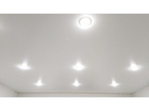 Монтаж потолка на кухне 17 м2 с использованием пленки VIPCEILING серии MONLANGE M9001 (4.35)
