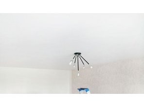 Монтаж потолка в гостиной 19 м2 с использованием пленки VIPCEILING серии MONLANGE M9001 (3.50)