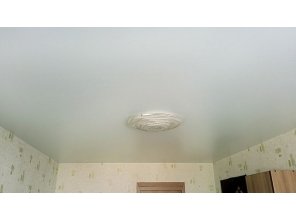 Монтаж потолка в гостиной 17 м2 с использованием пленки VIPCEILING серии MONLANGE S9020 (3.25)