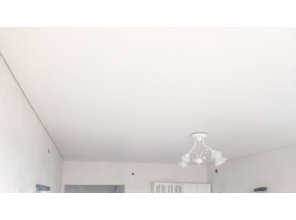 Монтаж потолка на кухне 26 м2 с использованием пленки VIPCEILING серии MONLANGE M9001 (4.00)